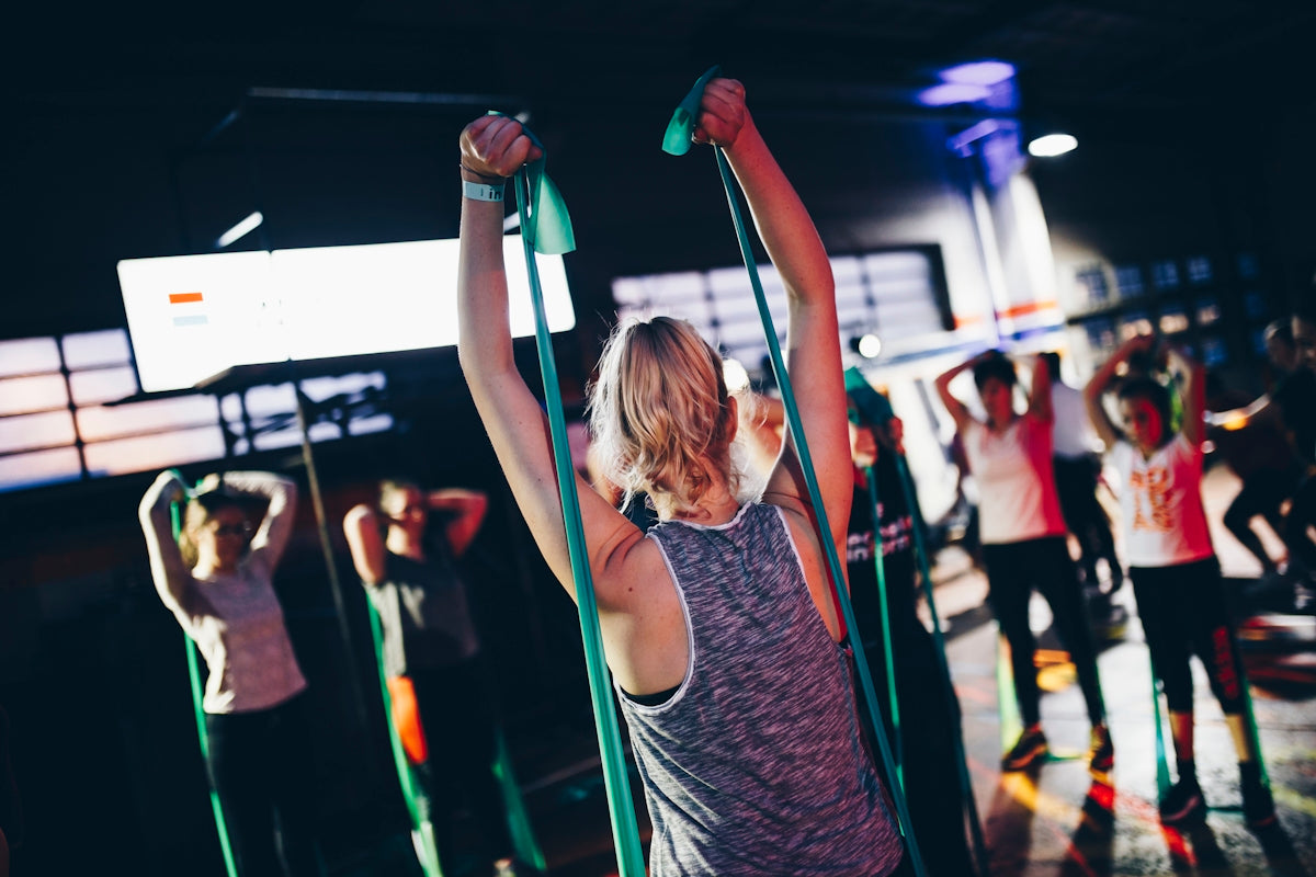 Des Exercices avec Élastiques pour Renforcer le Haut du Corps avec Efficacité